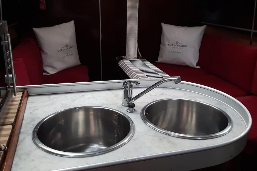Amazing Flat In Classic Sailing Boat In Barcellona